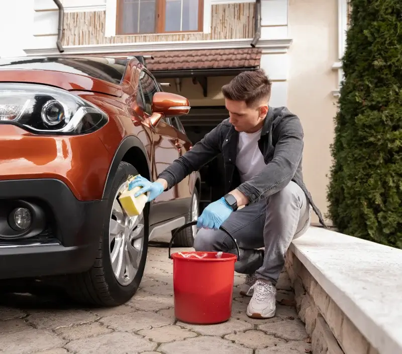 Lavage auto à domicile Saint-Vincent-du-Lorouër : professionnel intervenant sur un véhicule